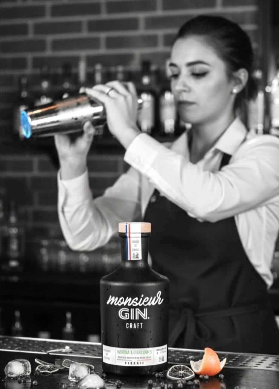 Monsieur Gin Craft, bouteille au bar pendant la preparation d un cocktail au shaker, photo noir et blanc