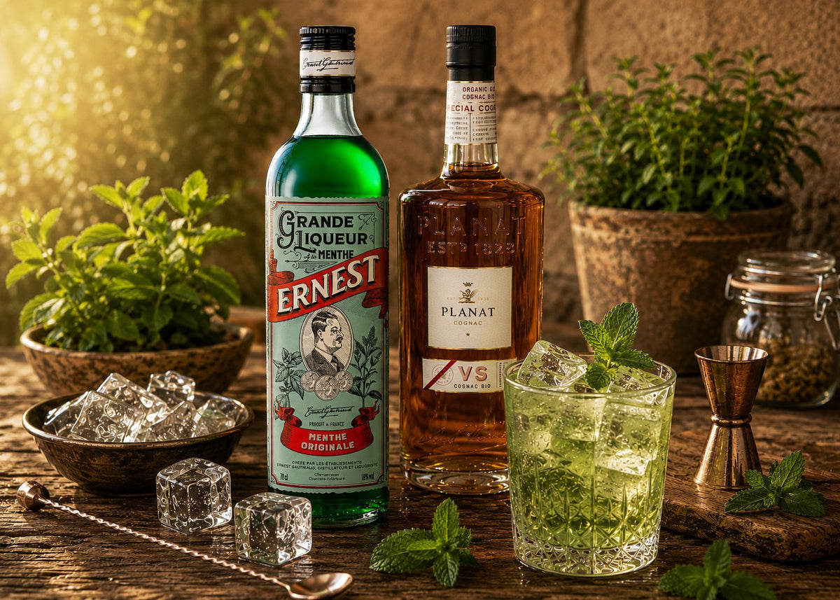 Ernest Grande Liqueur de Menthe — bouteille et cocktail Stinger au Cognac Planat VS (visuel IA)