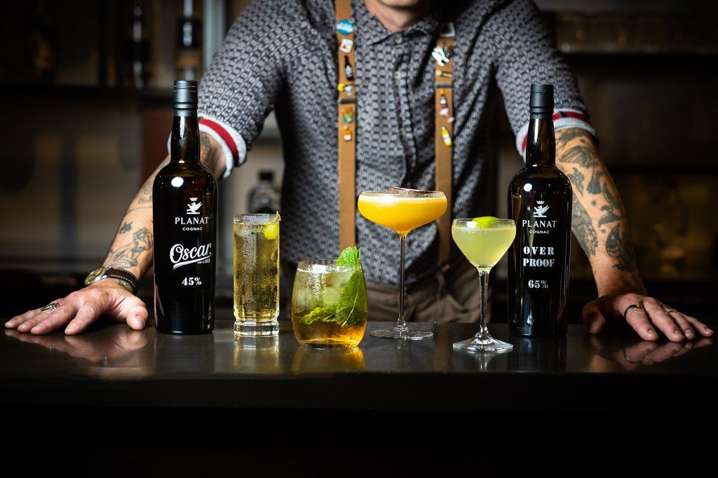 OSCAR Planat 45% et Over Proof 65% — cocktails au bar, photographie Antoine Ollier