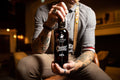 OSCAR Planat Cognac Bartender 45% — bouteille présentée par un bartender, photographie Antoine Ollier