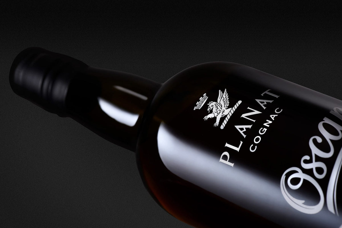 OSCAR Planat Cognac — détail bouteille sérigraphiée sur fond noir