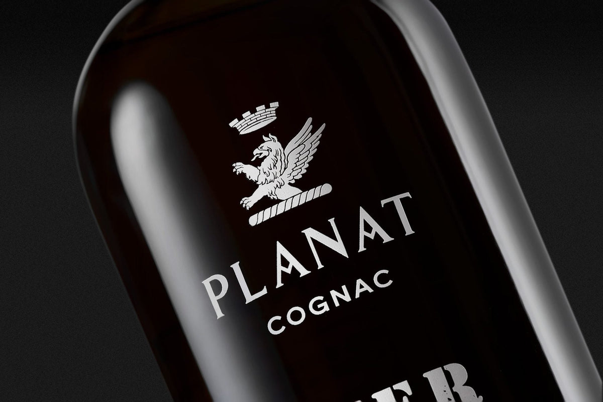 Planat Cognac Over Proof 65% — détail bouteille sérigraphiée sur fond noir