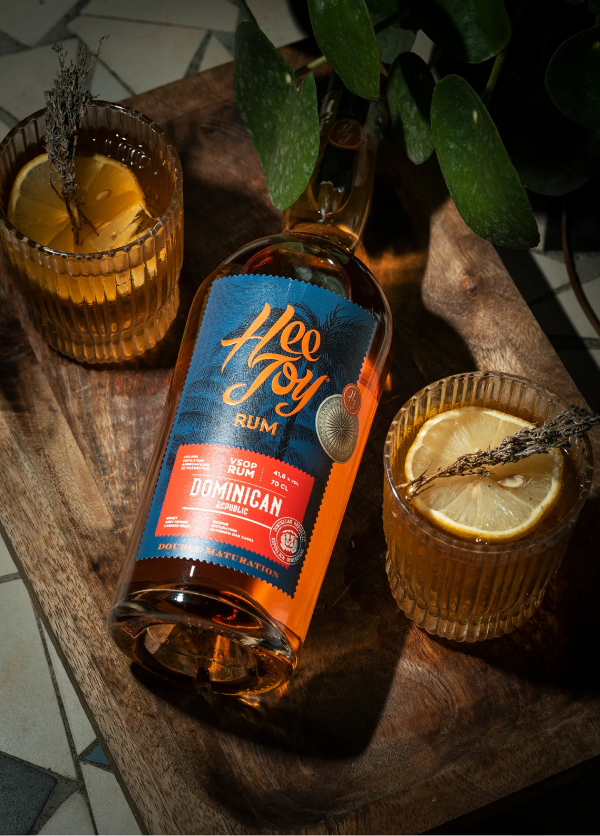 Hee Joy VSOP Dominican Republic présenté avec deux cocktails au citron