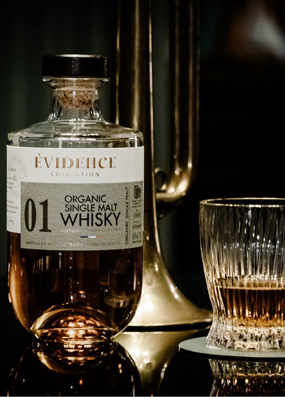 Évidence 01 Single Malt Whisky BIO, bouteille en situation avec verres de dégustation