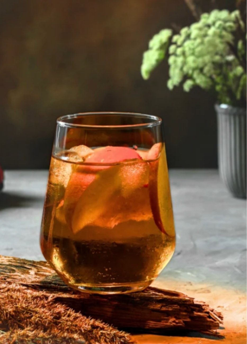Ernest Single Grain Whisky, cocktail sur glace garni d'un zeste d'agrume