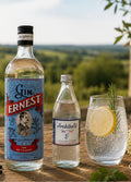 Ernest Gin servi en gin tonic avec un tonic Archibald, mise en situation extérieure