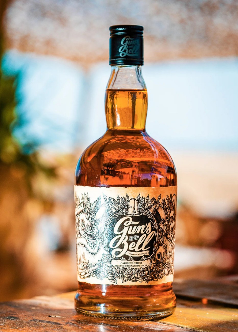 Gun's Bell Spiced Rum, bouteille en mise en situation de bar
