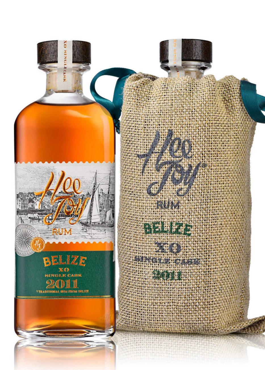 Hee Joy Belize XO Single Cask 2011, bouteille et son étui en toile de jute