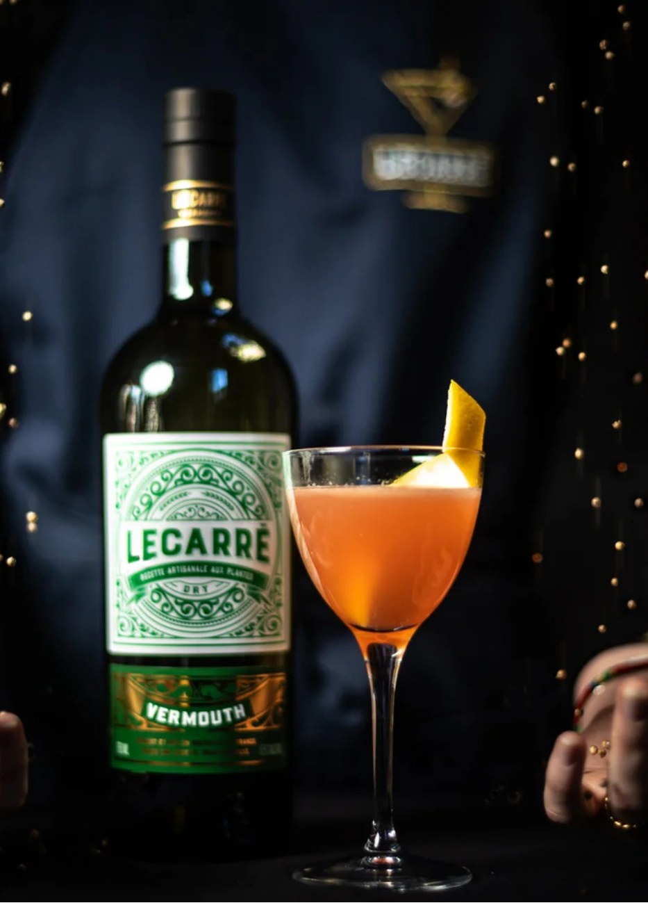 LeCarré Vermouth Dry, bouteille et cocktail en mise en situation de bar