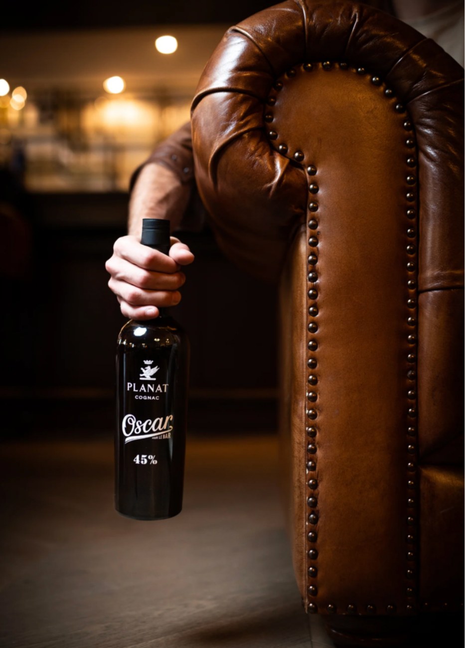 OSCAR Planat Cognac Bartender 45 % — bouteille présentée en salon
