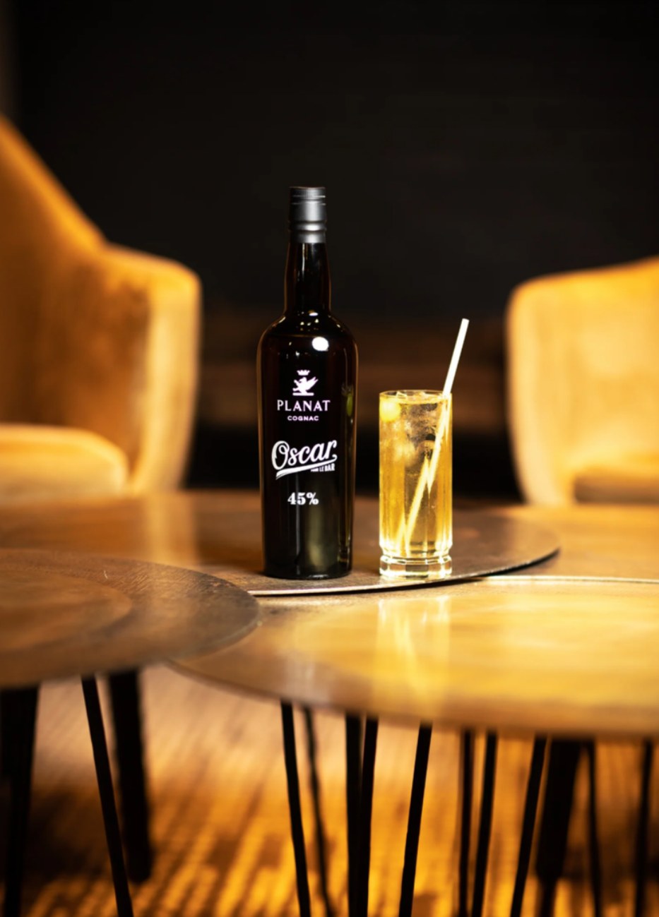 OSCAR Planat Cognac Bartender 45 % — bouteille et cocktail sur table de bar